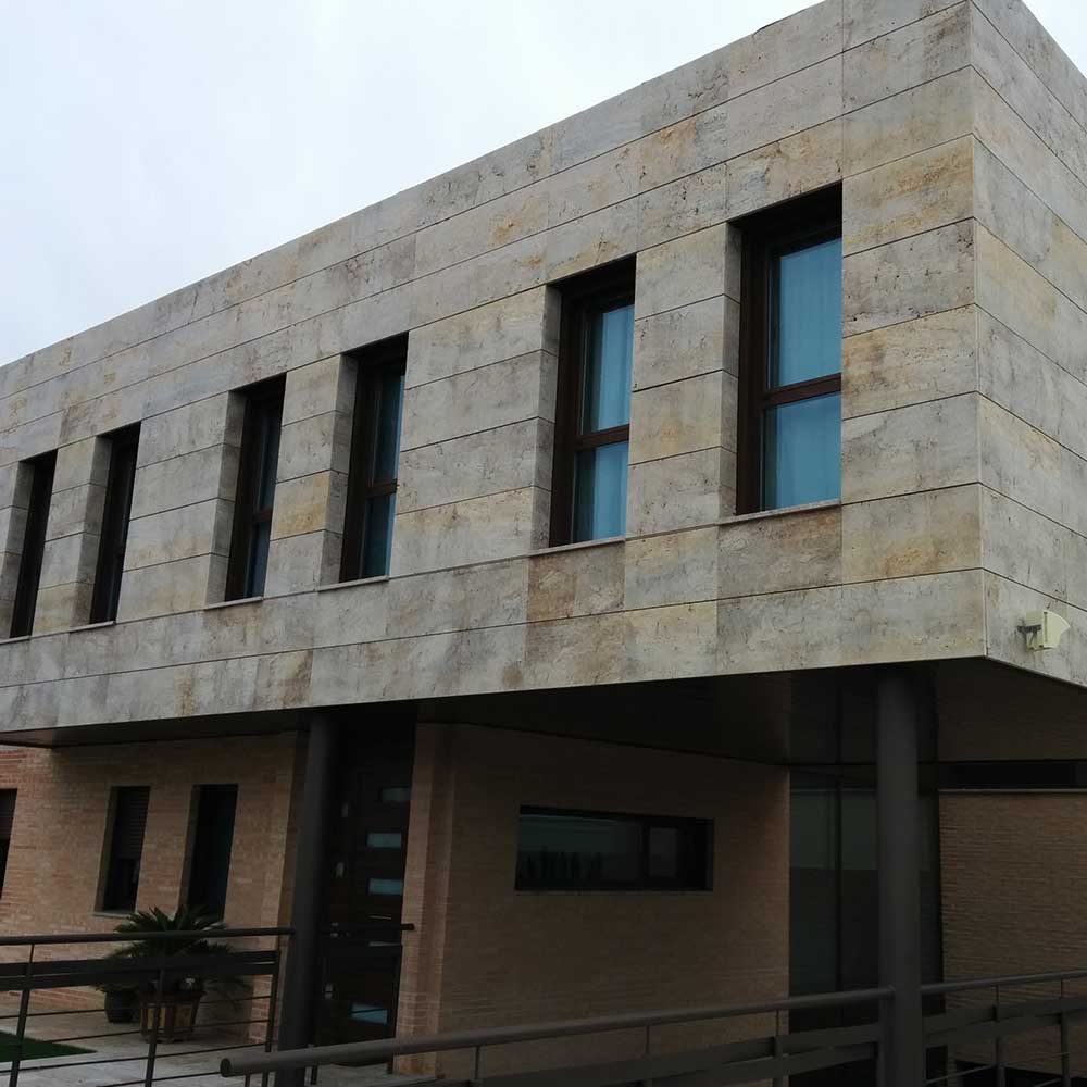 Edificio de viviendas con fachada de piedra proyectado en Castilla-La Mancha