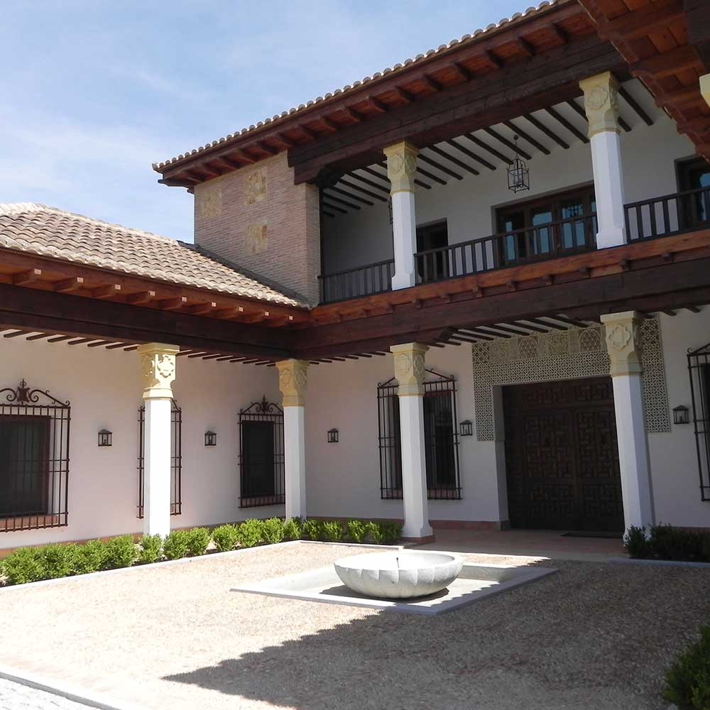 Vivienda manchega con patio y columnas tras la rehabilitación integral