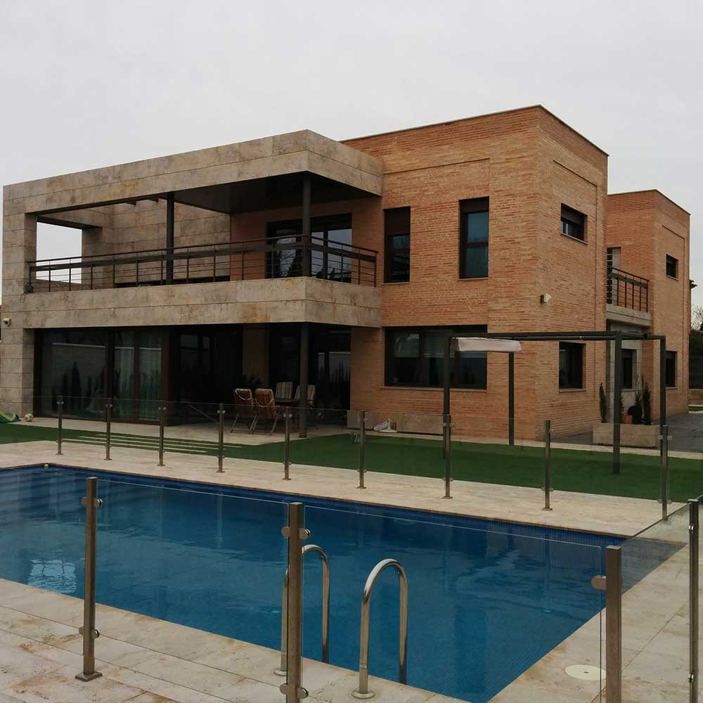 Vivienda unifamiliar terminada con piscina tras una gestión integral de la construcción